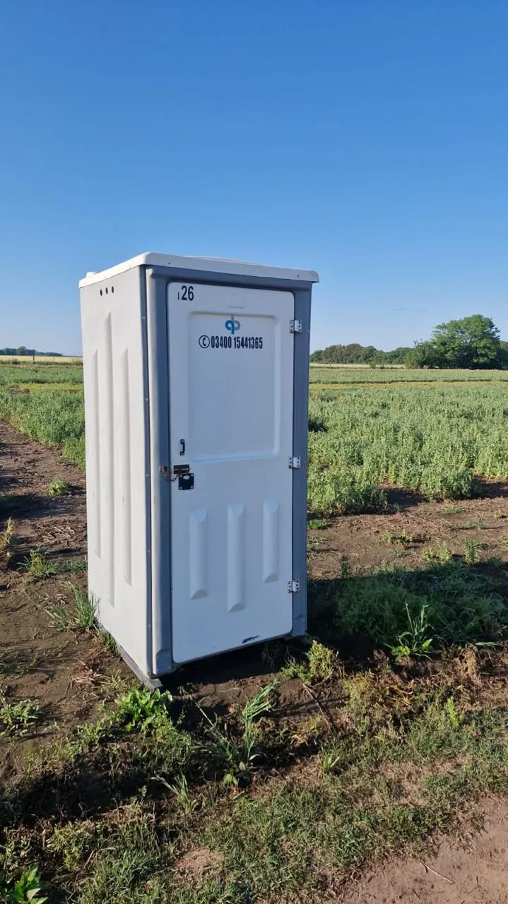 Baño químico instalado en un proyecto rural
