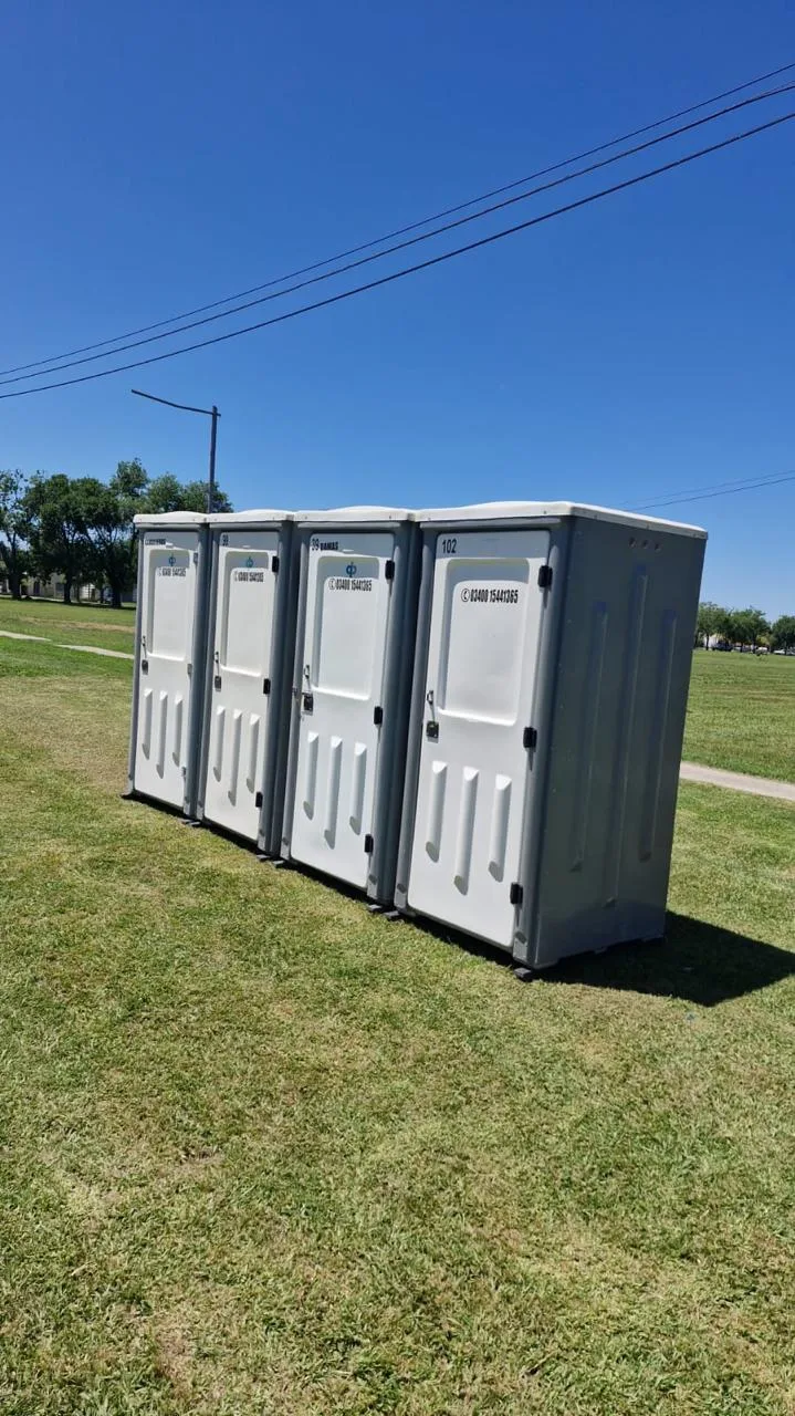 Cuatro baños químicos instalados en un predio al aire libre