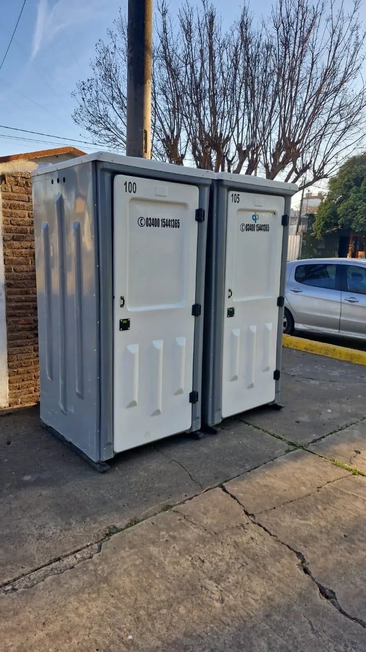 Dos baños químicos instalados en un entorno urbano